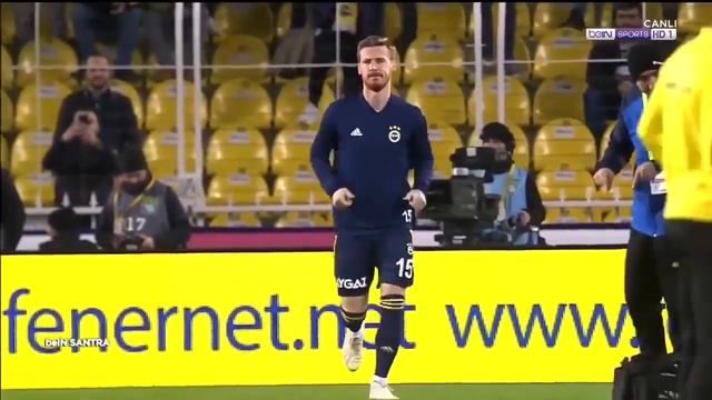 SERDAR AZİZ VE TOLGAY ARSAN FENERBAHÇE TRİBÜNLERİNDE SEVGİ GÖSTERİSİ