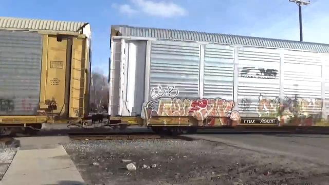 Norfolk Southern train a Emmons Boulevard in Wyandotte Michigan with a very special unit, trailing смотреть онлайн