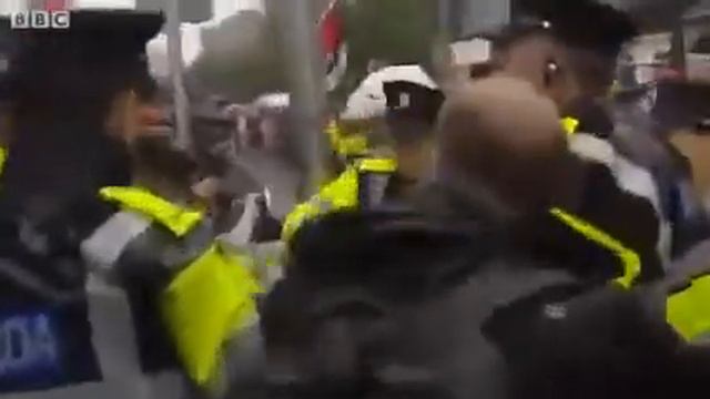 Tony Blair pelted with eggs at Dublin book signing смотреть онлайн