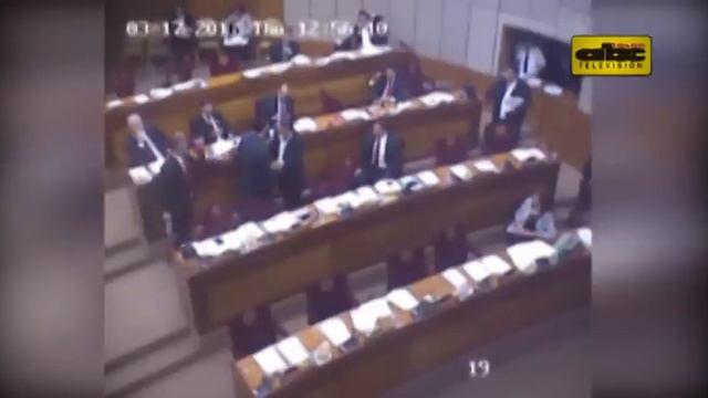 Discusión de juicio político casi llegó a los golpes смотреть онлайн
