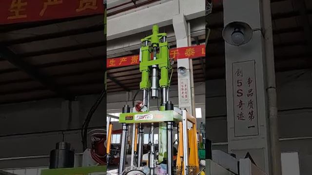 Remove the solided LSR feeder system from moling machine-D смотреть онлайн