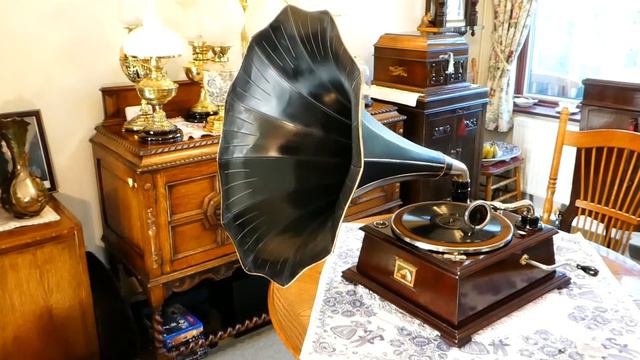 HMV Model 32 Horn Gramophone смотреть онлайн