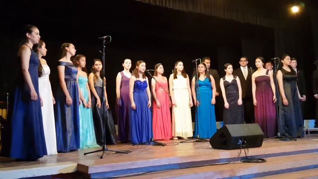 Aurora L. Navarro  Cantando Besame Mucho.