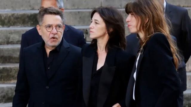 Charlotte Gainsbourg Réconfortée Par Yvan Attal Aux Obsèques De Jane Birkin