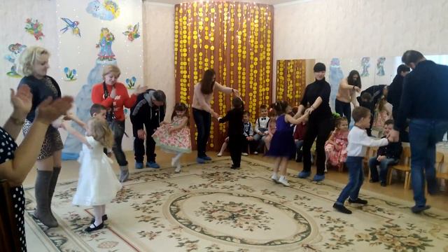 Если у тебя сын, а не дочь - это ещё не повод с ним не танцевать... смотреть онлайн