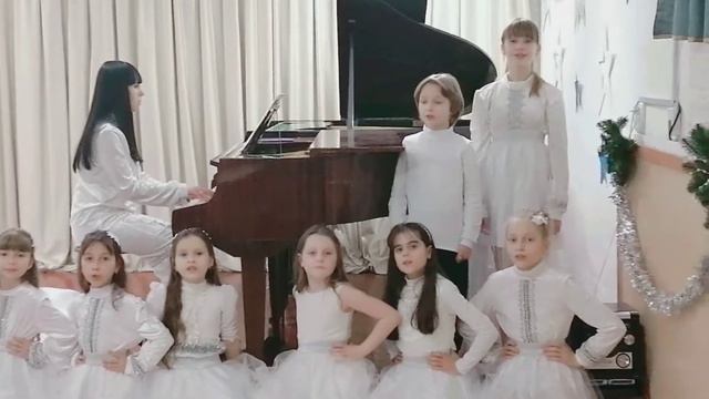 "Сипле снiг" виконує новорiчну пiсню молодший хор хорового класу. смотреть онлайн