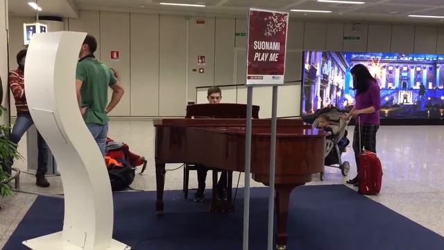 Rome Airport Piano Player смотреть онлайн