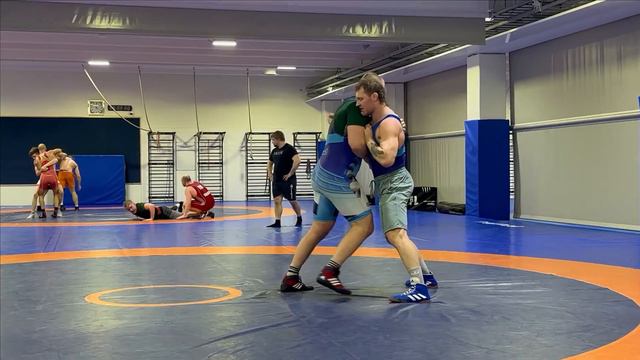 HODET I KLEMME | VLOG 5 | GAMLE MINNER & 2x TRENINGSLEIRER смотреть онлайн