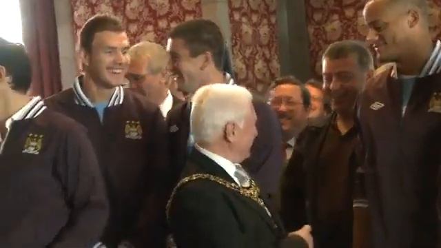 Kolarov merks Manchester's Mayor! смотреть онлайн