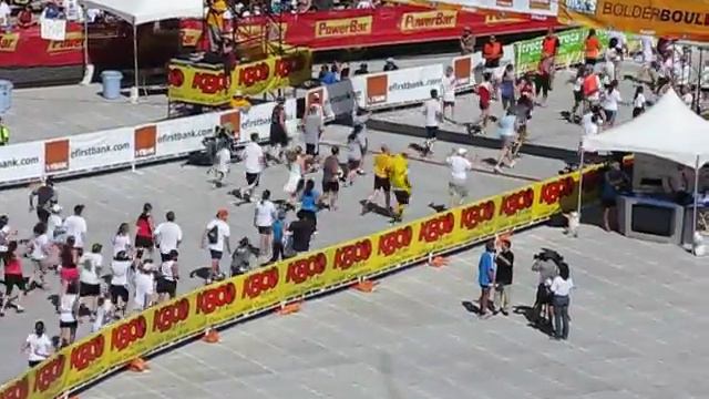 Banana Finishing Bolder Boulder 2010K смотреть онлайн