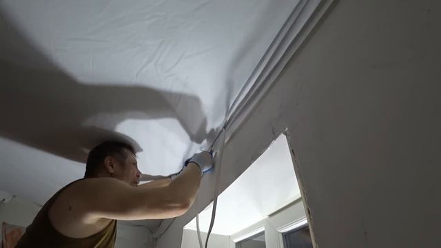 РЕМОНТ В ГОСТИНОЙ Серия 16 НАТЯЖНОЙ ПОТОЛОК сделали своими руками!_23-24.03.2024 смотреть онлайн