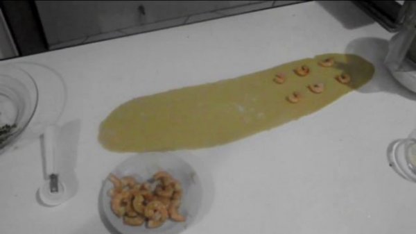 RAVIOLI DE CAMARÃO COM ERVAS FINAS AO MOLHO BRANCO - JANA BAUER