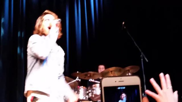 Isaiah Firebrace River Dream tour 2017 - Locked out of heaven смотреть онлайн
