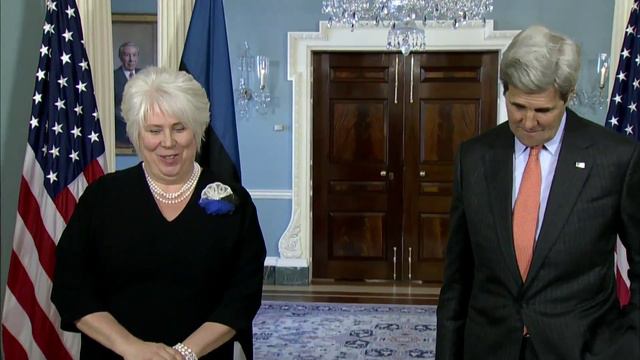 Secretary Kerry Camera Spray with Estonian Foreign Minister смотреть онлайн