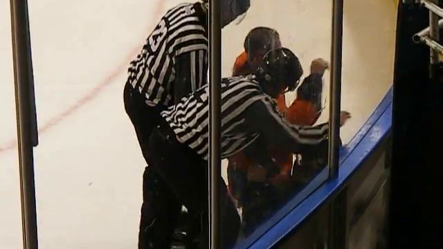 Brennan Evans' fight with a Bridgeport Sound Tiger смотреть онлайн