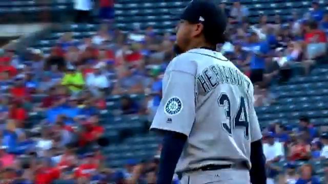 Felix Hernandez embraces Adrian Beltre before his first at-bat смотреть онлайн