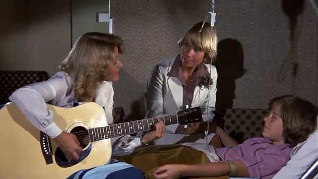 Lorna Patterson sings on Airplane! смотреть онлайн