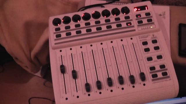 Behringer BCF2000 mit Freestyler смотреть онлайн