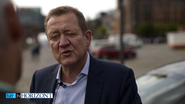 Medienmann Hans Hamer zeigt sich fit für selbstfahrende Autos смотреть онлайн