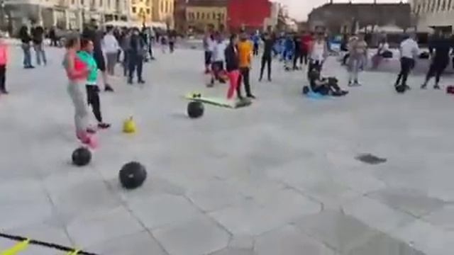 Protest prin antrenament în Piața Unirii din Oradea cu Alexandru Lungu și alți sportivi. смотреть онлайн