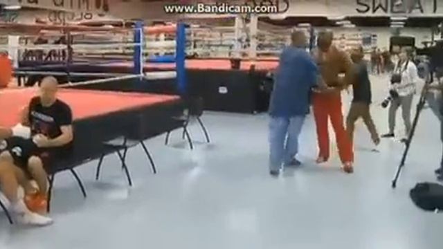Shannon Briggs hits Wladimir Klitschko with a shoe смотреть онлайн