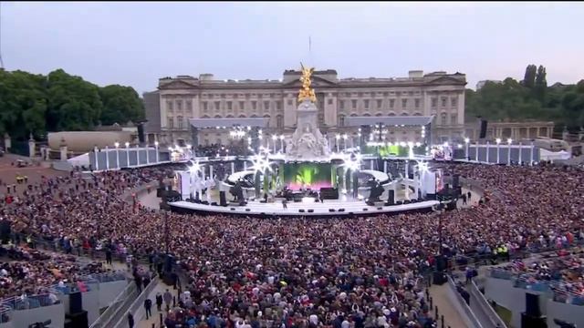 QUEEN + ADAM LAMBERT open Queen's Platinum Jubilee Concert outside Buckingham Palace in London, 202 смотреть онлайн