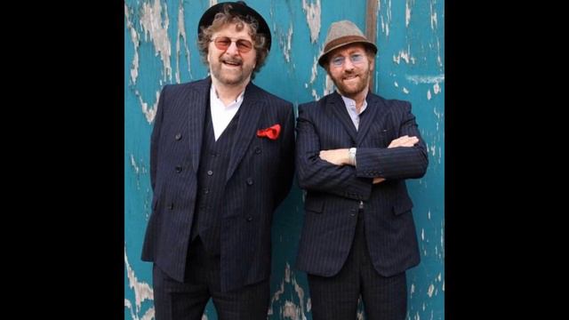 David Bowie Sings Chas And Dave  - There Aint No Pleasing You