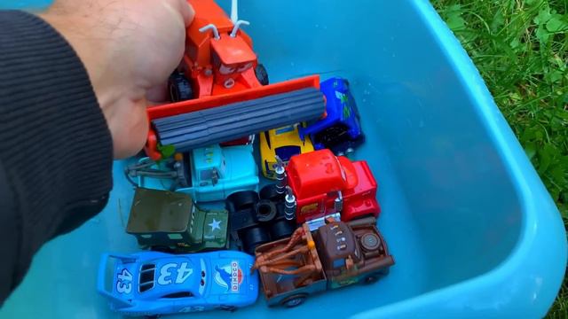 Disney Pixar Cars Lightning Mcqueen, Cruz, Mater, Darth Mater, Axlerod, Finn, Frank, Snot Rod, Mack смотреть онлайн