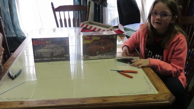 Emily & Annabelle build snap kits смотреть онлайн