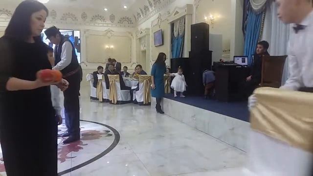 Фокус на свадьбе Алмагул Ахан. Жомарт 2000 тенге смотреть онлайн