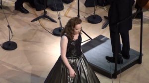 Василиса Бержанская поёт на бис