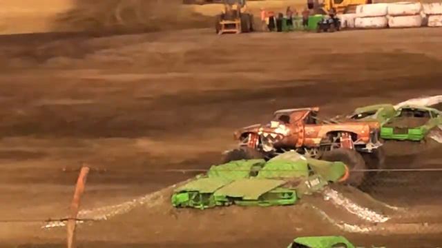 Brutus Monster Truck Fails At Flip смотреть онлайн