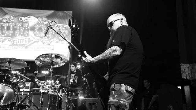 Kerry King & Dave Lombardo Sound Checking At Guitar Center's 22nd Annual Drum-Off Finals (2010)