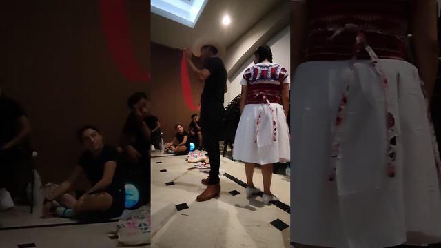 Vestuario Totonaca de Mecatlán, explicado por el profesor Alejandro Bautista. смотреть онлайн