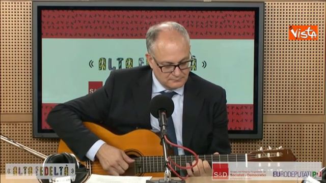 Il nuovo ministro dell'Economia Gualtieri canta Bella Ciao alla chitarra смотреть онлайн