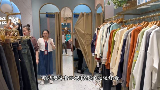 阿表率领家里一众女士去逛街，姐姐要去买婚庆用品，小语看见漂亮衣服眼睛都移不开了【阿表在农村】 смотреть онлайн