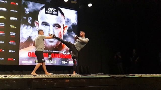 Арман бьёт ногой