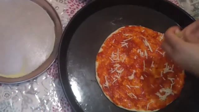 بيتزا رائعة المذاق وبعجينة رطبة بطريقة بسيطة смотреть онлайн