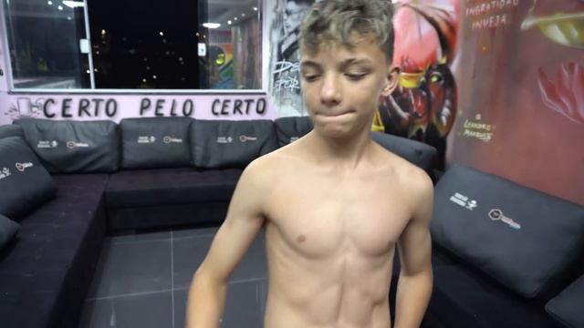UM MENINO DE 14 ANOS ASSUSTOU COM O SHAPE!! смотреть онлайн