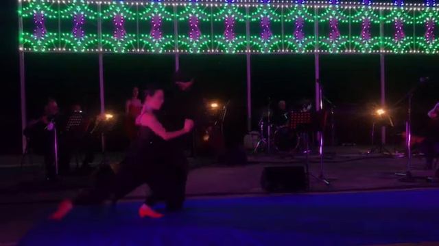 Escualo, tango di Astor Piazzolla, ballano Rogelio Bravo, Federica Gumina, Mariano Navone смотреть онлайн