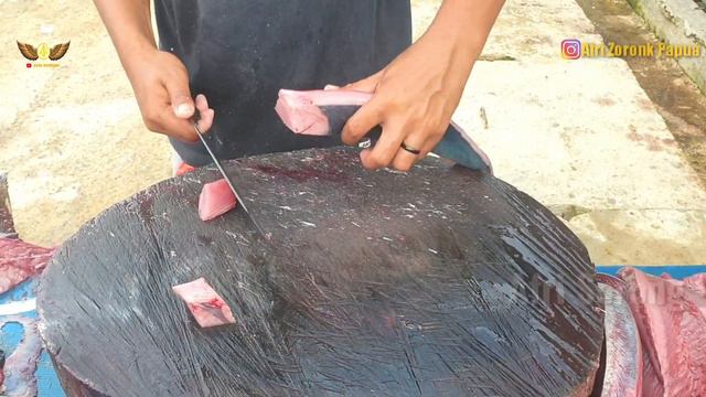 SKILL POTONG IKAN | Menakjubkan Golok Tajam Abang Fadil Potong Ikan Tuna Untuk Lauk Nasi Kuning смотреть онлайн