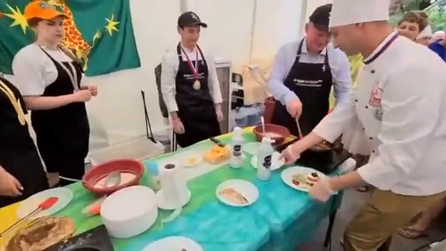 АНДРЕЙ БОЧАРОВ ПРИГОТОВИЛ БЛИНЫ НА ОДНОЙ ИЗ ПЛОЩАДОК ФЕСТИВАЛЯ #ТРИЧЕТЫРЕ смотреть онлайн