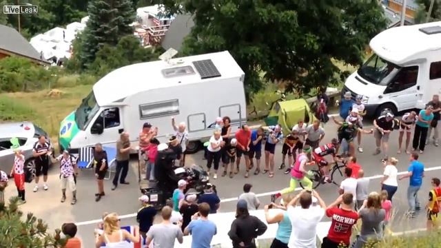 Fan Gets Tripped chasing an US cyclist at Tour de France . смотреть онлайн