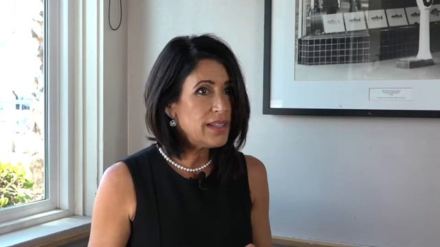 Holly Young Realtor Bio смотреть онлайн