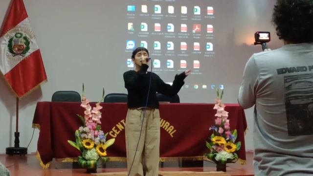 Renata Flores en la presentación del libro Mayuñan смотреть онлайн