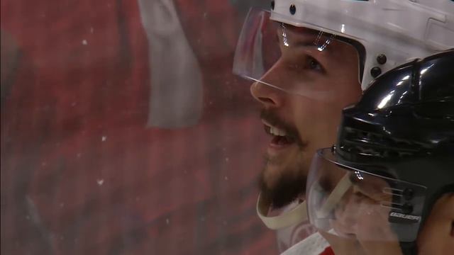 Gotta See It: Jimmy Howard stuns Erik Karlsson with huge glove save