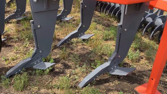 Плуг чизельный для безотвальной обработки почвы на "Дне Сибирского поля" смотреть онлайн