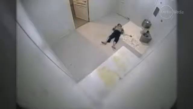 Gong Ling Tang Se Arrastra Fuera Del Calabozo De La Policía