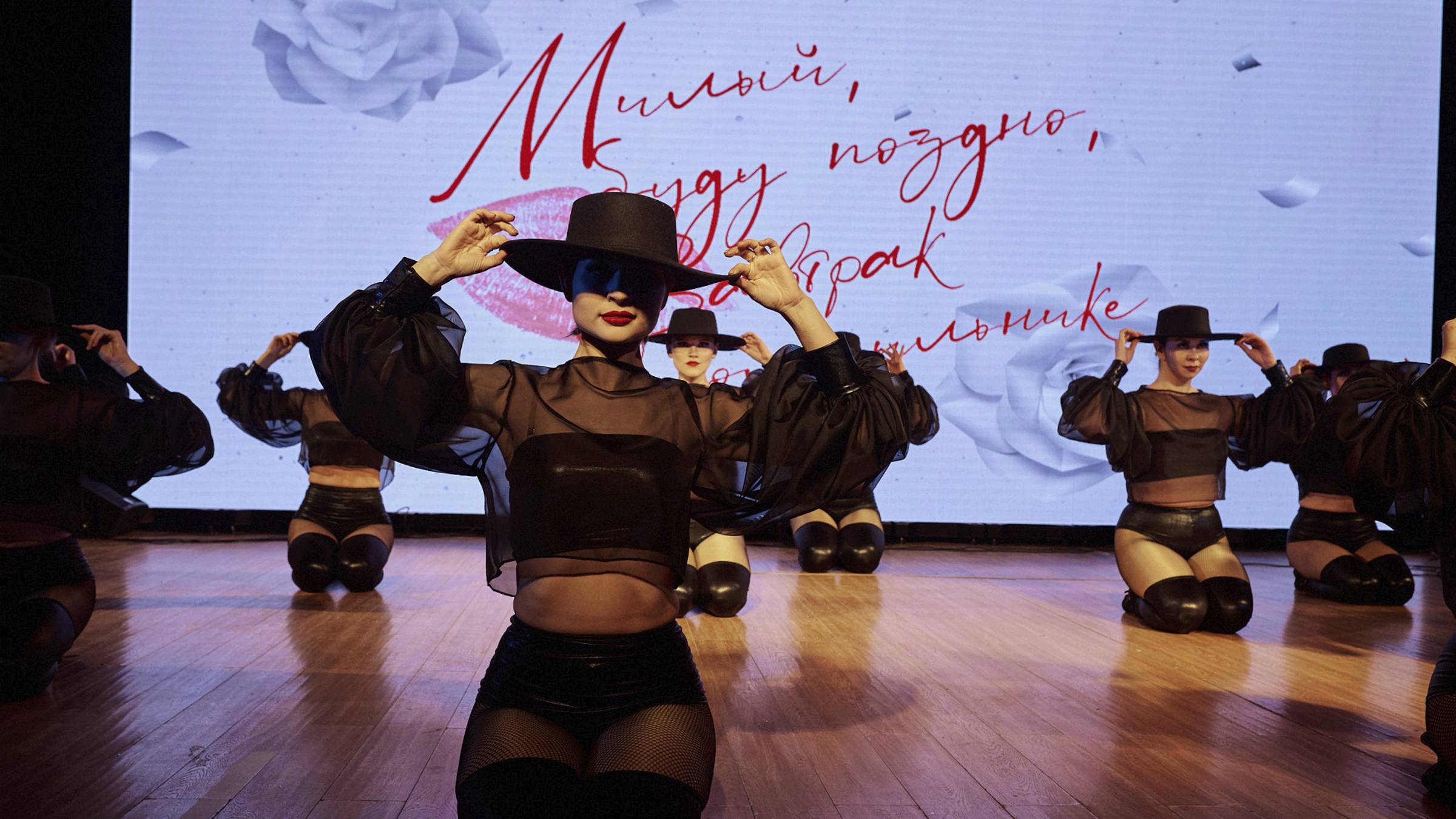 Шоу к празднику 8 марта - Милый, буду поздно, завтрак в холодильнике 07.03.2023 смотреть онлайн