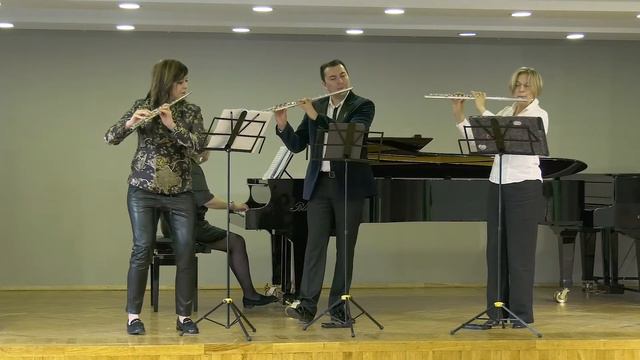 I. Clark «Curves» for three flutes and piano, III movement смотреть онлайн